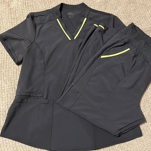 Cherokee Infinity scrub set. XL. Gray with light yellow details.